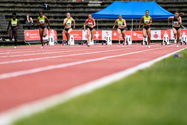 Keshia Beverly Kwadwo (LC Paderborn), Sarah Atcho (SUI), Sophia Junk (LG Rhein-Wied), Jennifer Montag (TSV Bayer 04 Leverkusen), Lilly Kaden (LG Olympia Dortmund), Salome Kora (SUI), Riccarda Dietsche (SUI) am 03.06.2022 waehrend der Sparkassen Gala in Regensburg